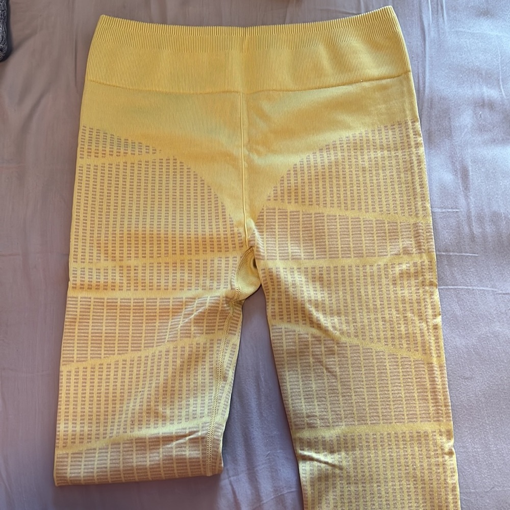 Fabletics Workout Set - Picture 2 of 2